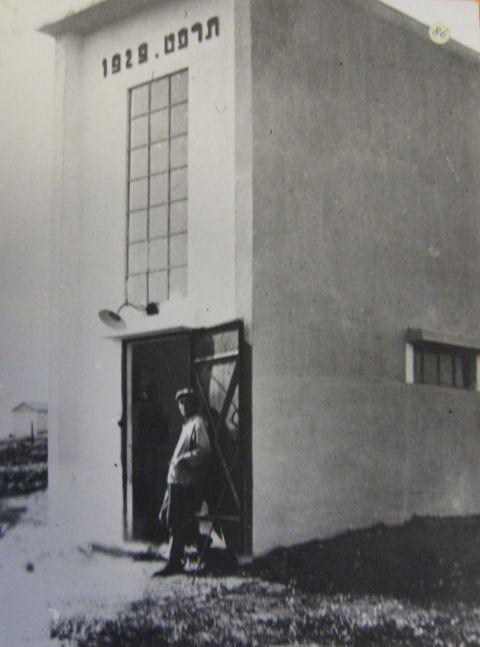 1929, חיים ריבקיס בפתח הבאר *מקור יהודה הורביץ לבית הראשונים