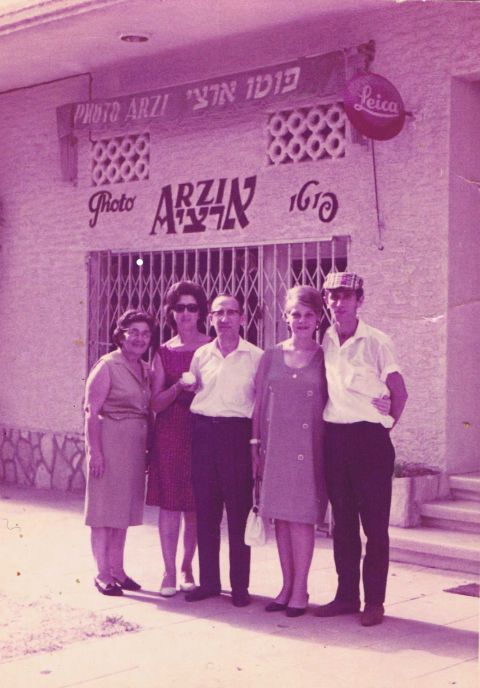 שנות ה 60' משפחת ארצי עם קרוביהם בחזית הצלמנייה ארצי במרכז מקור דורון הרפז